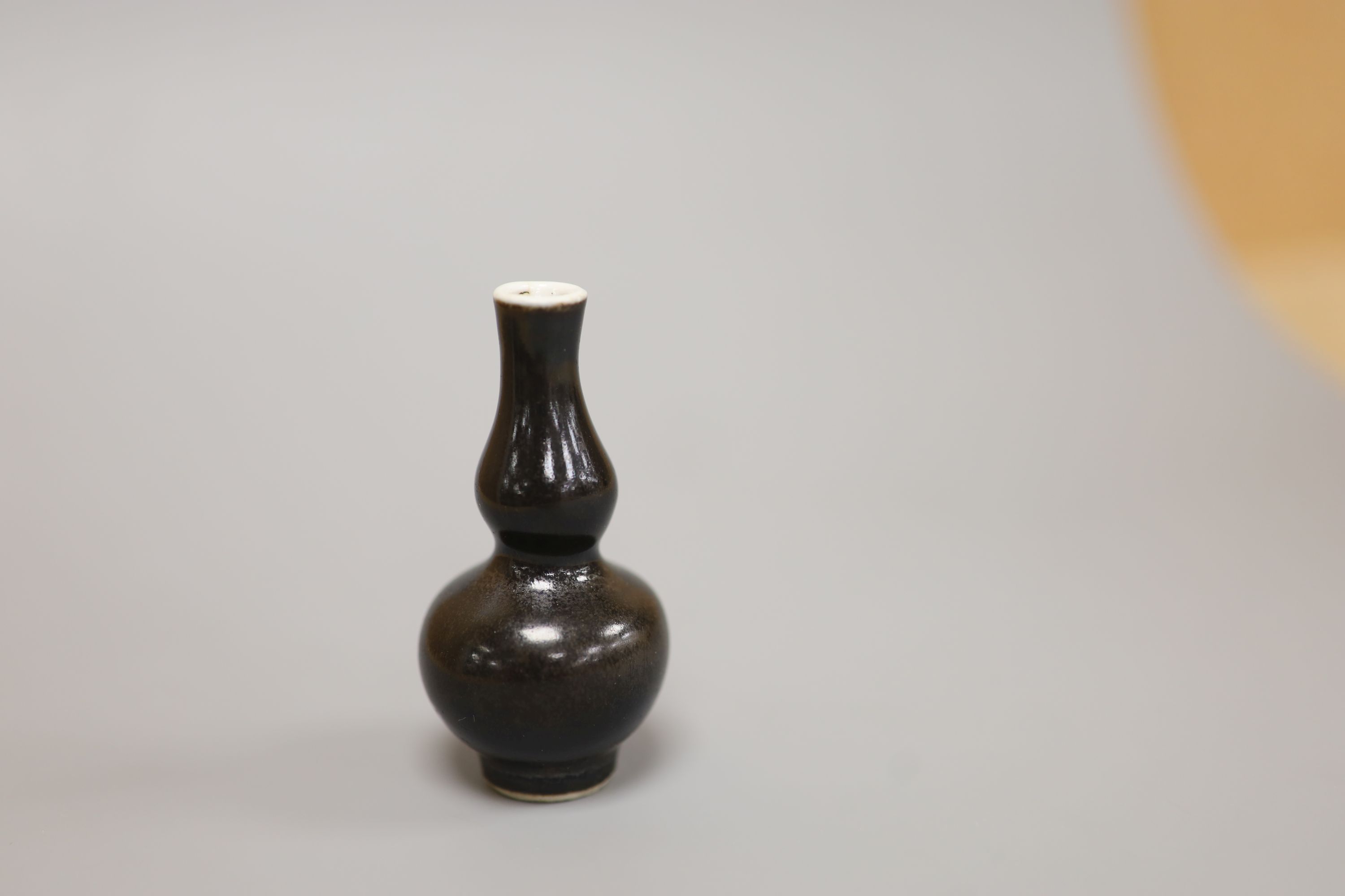 A Chinese Vungtao cargo black glaze miniature double gourd vase, height 7cm